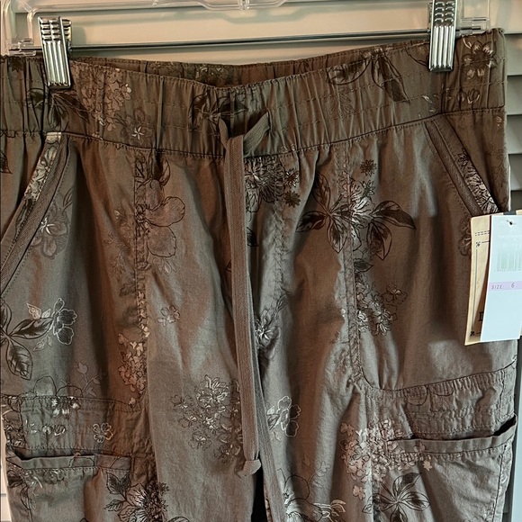 Democracy Brown Floral Cropped Pants - Picture 1 of 9
